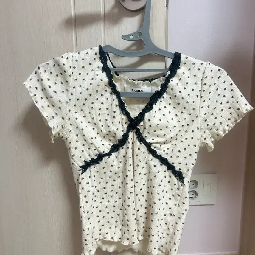 [BUNJANG] Lace Flower T-Shirt / 레이스 플라워 티셔츠