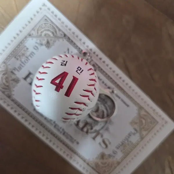 [BUNJANG] SSG Landers Kim Min Baseball Signed Print Ball Keychain / SSG 랜더스 캡슐토이 김민 야구공 키링