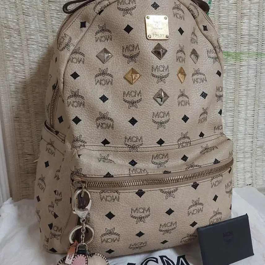 [BUNJANG] MCM Visetos Elephant Keyring Charm & Studded Backpack Beige / 정품)MCM비세토스 코끼리 키링 참 +스터드 백팩 베이지