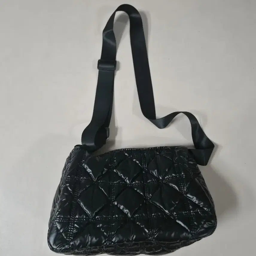 [BUNJANG] Black Quilted Crossbody Bag / 블랙 퀼팅 크로스백(구매시 랜덤인형증정)