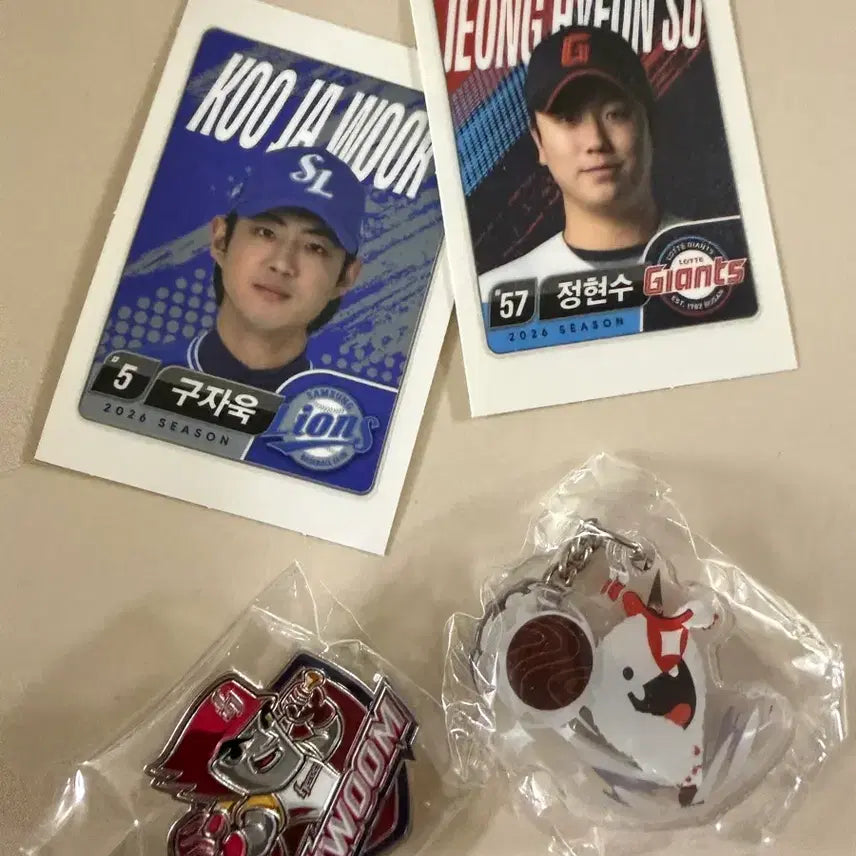 [BUNJANG] Lotte Giants Jeong Hyeon-soo, Koo Ja-wook Mini Figure & Keychain Set / 롯데 자이언츠 정현수 구자욱 띠부씰, 키링