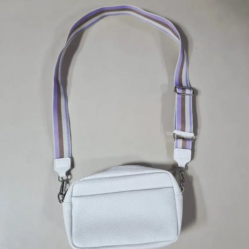 [BUNJANG] White Crossbody Bag with Random Doll Gift / 흰색 크로스백(구매시 랜덤 인형 증정)