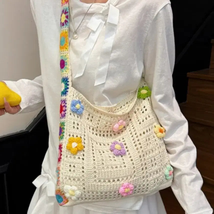 [BUNJANG] Knit Shoulder Bag with Flower Accent / 감성뿜뿜 멋쟁이 니트백