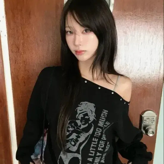 [BUNJANG] LOVEIS_TRUE GT One Shoulder Sweatshirt (Black) / 러브이즈트루 GT ONE SHOULDER SWEATSHIRT(BLACK)