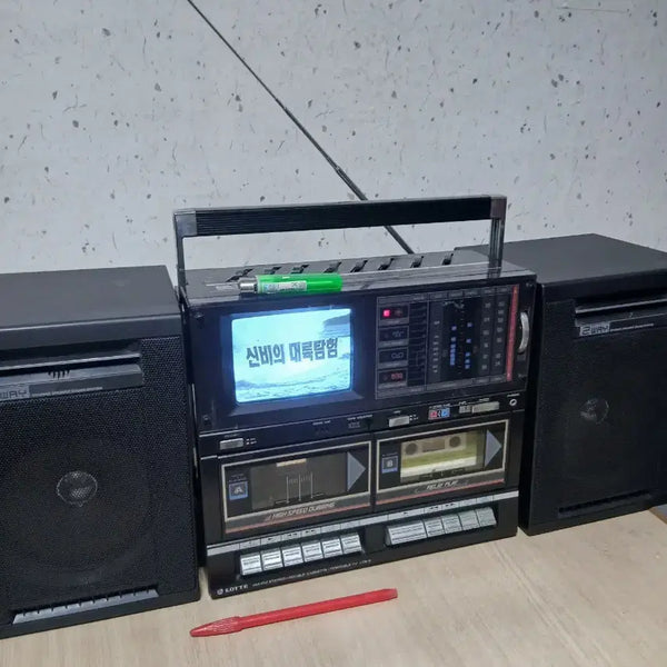 [BUNJANG] Lot-e 3-in-1 Vintage 4-Inch B&W CRT TV, Double Cassette Player & Radio / 3 in 1 빈티지 4인치 흑백tv & 더블데크 카세트 & 라디오