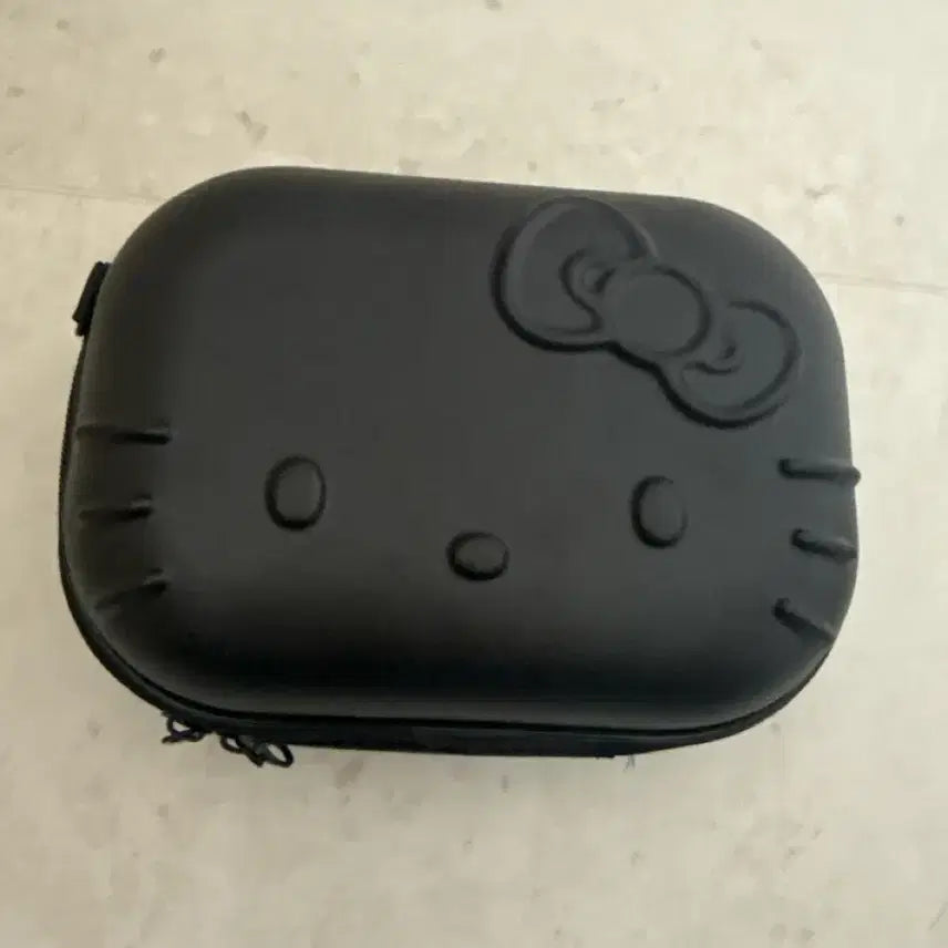 [BUNJANG] WakeMake x Hello Kitty Collaboration Pouch Bag / 헬로키티 웨이크메이크 콜라보 가방