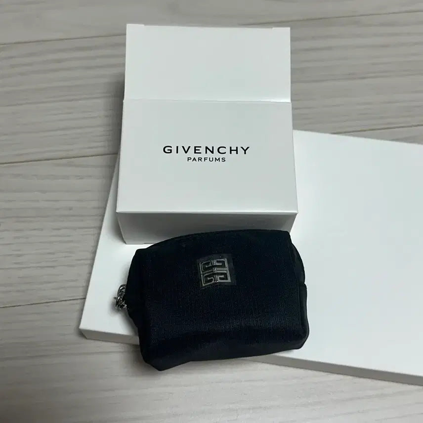 [BUNJANG] Givenchy Beauty AirPod Pouch / 지방시뷰티 애어팟파우치