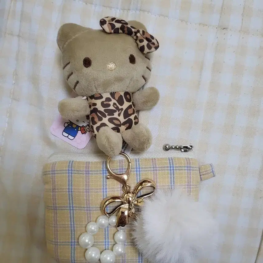 [BUNJANG] Hello Kitty Leopard Charm Keychain and Pearl Charm Keychain Set / 헬로키티 레오파드 키링과 진주참 키링