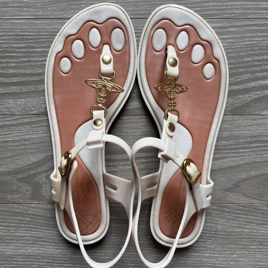 [BUNJANG] Vivienne Westwood Melissa ORB Solar Jelly Flat Sandals Ivory / 비비안웨스트우드 멜리사 ORB 솔라 젤리 플랫샌들 아이보리