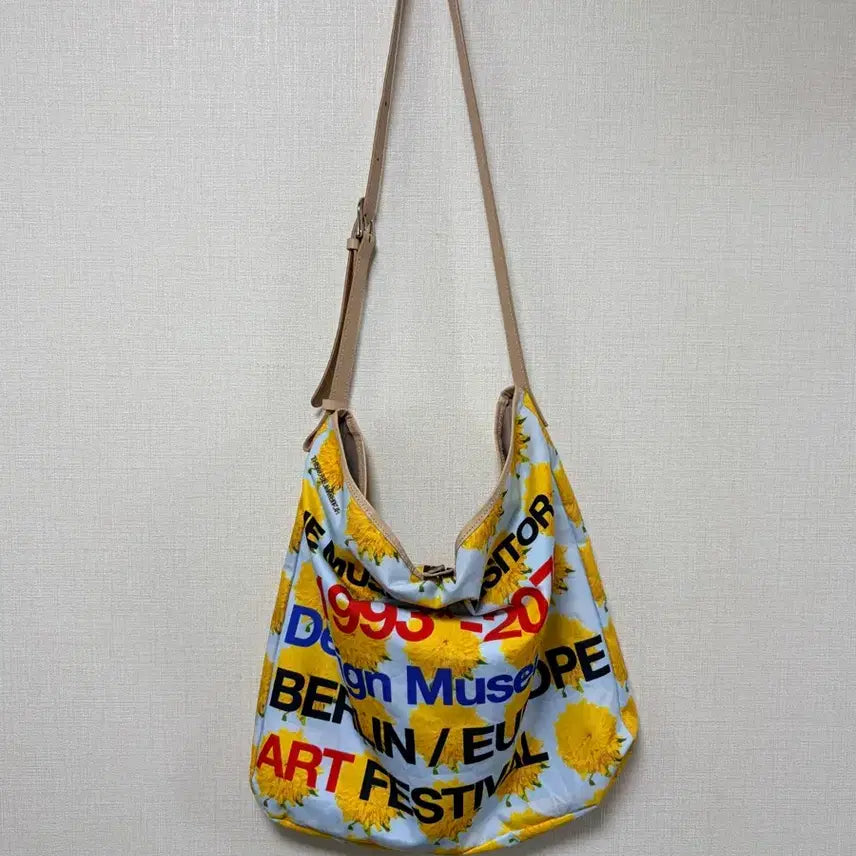 [BUNJANG] The Museum Visitor Cross Bag / 더뮤지엄비지터 크로스백