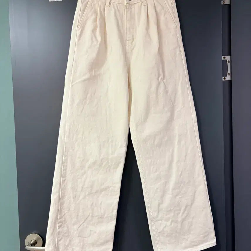 [BUNJANG] Mocobling Ivory Semi Wide Straight Fit Denim Jeans (27 inch) / 모코블링 아이보리 세미 와이드 스트레이트 진 데님 청바지 27인치