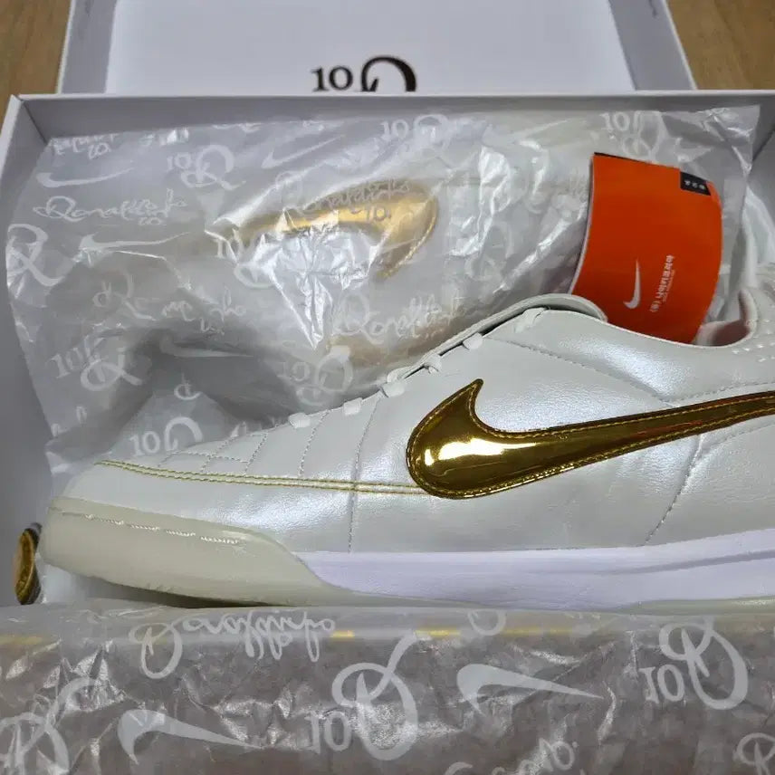 [BUNJANG] Nike Tiempo Legend Ronaldinho Touch of Gold IC / 티엠포레전드 호나우지뉴 터치 오브 골드 IC 판매