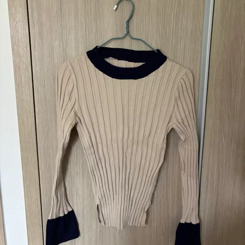 [BUNJANG] Beige Navy Color-Block Ribbed Knit Sweater / 베이지 네이비 배색 골지 니트