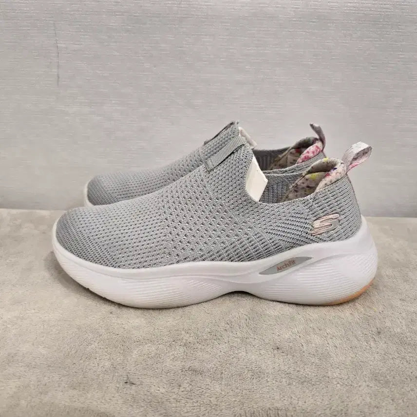[BUNJANG] Skechers Arch Fit Women's Sneakers 230-235mm / 스케쳐스 아치핏 여성 운동화 230~235
