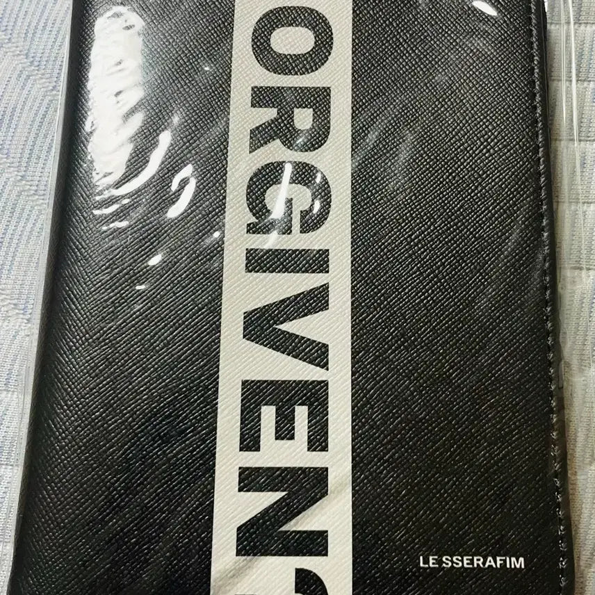 [BUNJANG] LE SSERAFIM Passport Holder / 르세라핌 여권지갑 여권케이스 미개봉 미사용