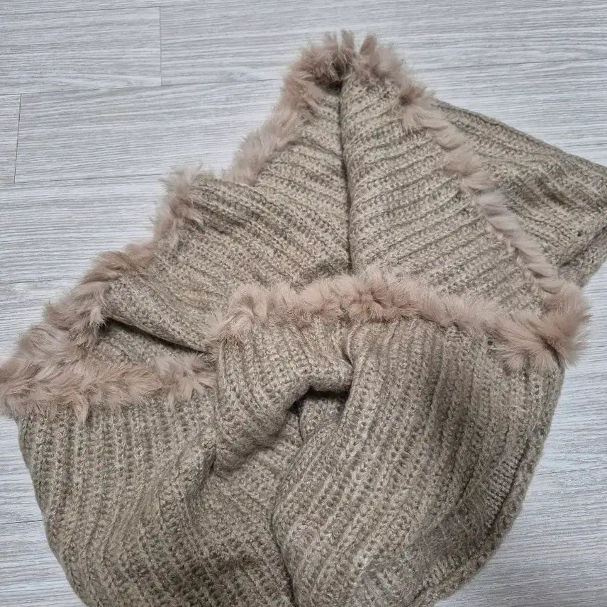 [BUNJANG] Roem Knit Warmer with Fur Trim / 로엠 워머