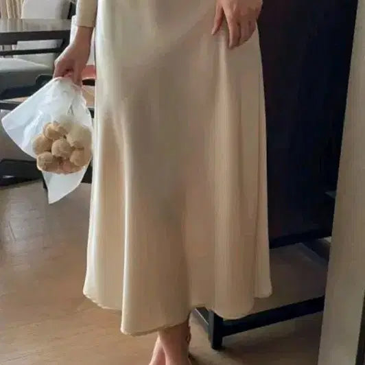 [BUNJANG] Ivory Satin Long Skirt / 아이보리 새틴 롱 스커트