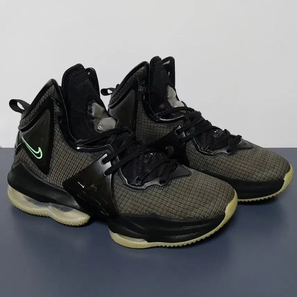 [BUNJANG] Nike LeBron 19 GS 'Black Green Glow' Sneakers (250mm) / 나이키 르브론 19 GS 블랙 그린 글로우(250mm)