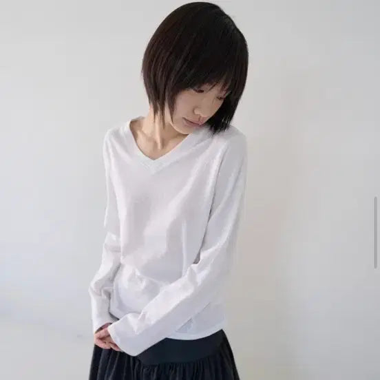 [BUNJANG] Nilwear Mono V-Neck Long Sleeve T-Shirt White / nilwear닐웨어니들브이넥티셔츠흰색티셔츠긴팔티셔츠옷벼룩옷장정리