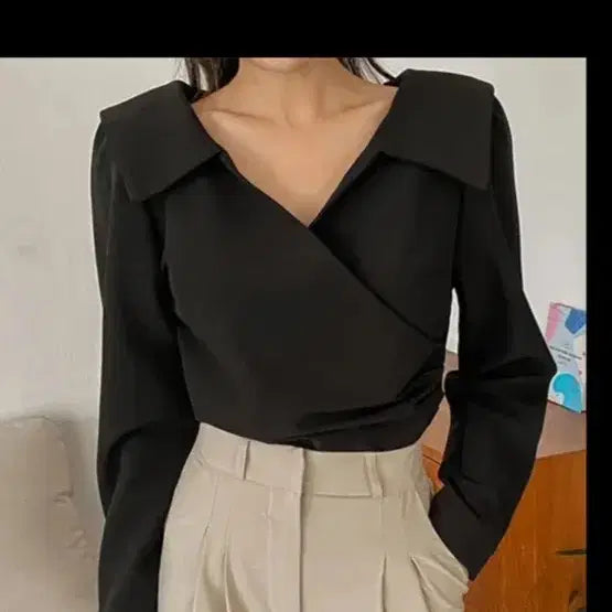 [BUNJANG] Slim Fit Blouse / 새옷 쇄골 강조 슬림 블라우스 55