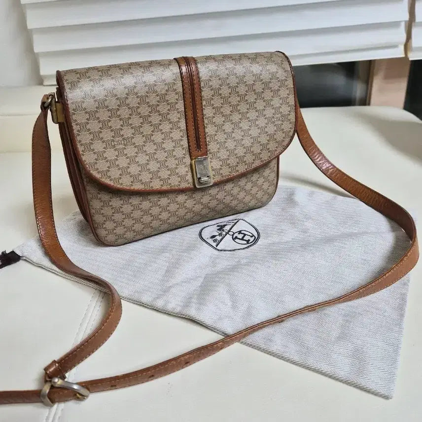 [BUNJANG] Celine Triomphe Shoulder Bag Brown / 셀린느 트리옹프 숄더백 브라운25x20