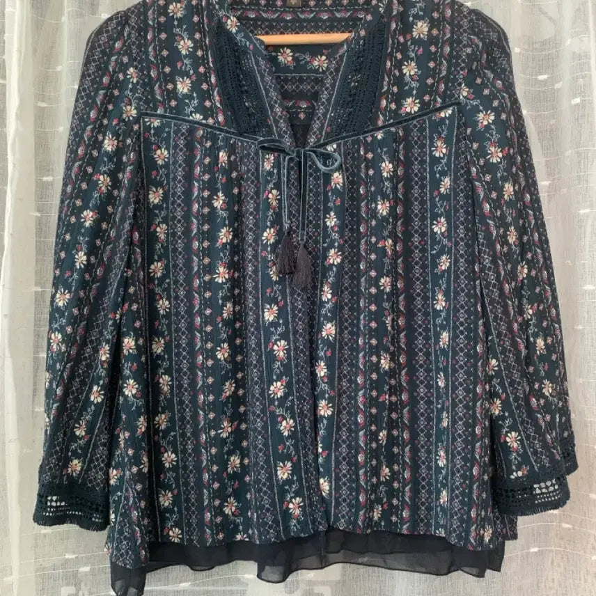 [BUNJANG] Thursday Island Pattern Blouse / 써스데이아일랜드 블라우스