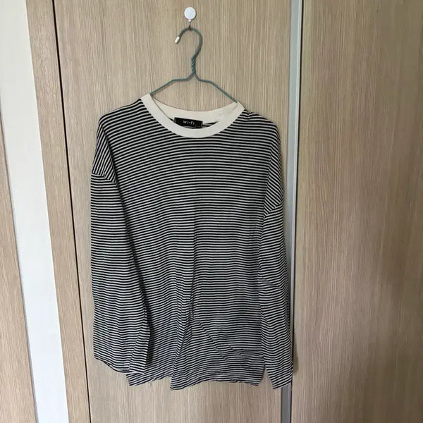 [BUNJANG] Striped Round Neck Long Sleeve T-Shirt / 스트라이프 라운드넥 긴팔