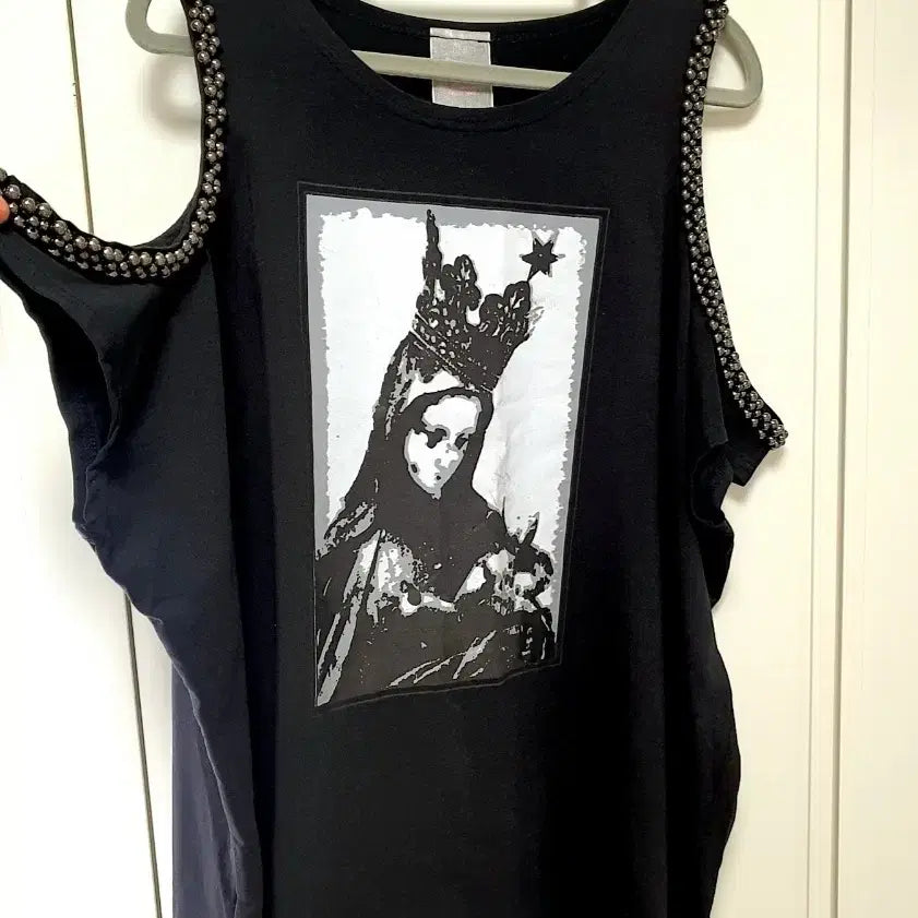[BUNJANG] Unique Shoulder Slit Beaded T-Shirt / 고퀄 어깨 트임 구슬 유니크 티셔츠 (~77, 88사이즈)