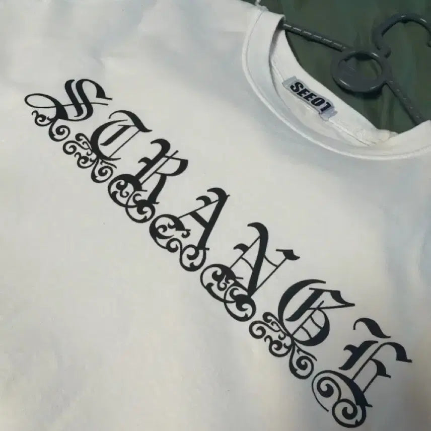 [BUNJANG] SEEOT Strange Oversized Short Sleeve T-Shirt / SEEOT 스트레인지 오버핏 반팔티