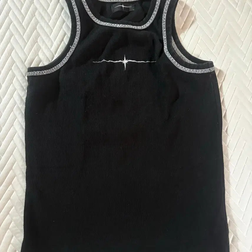 [BUNJANG] Black Ribbed Star Embroidery Sleeveless Top Y2K / 블랙 골지 나시 별자수 포인트 y2k