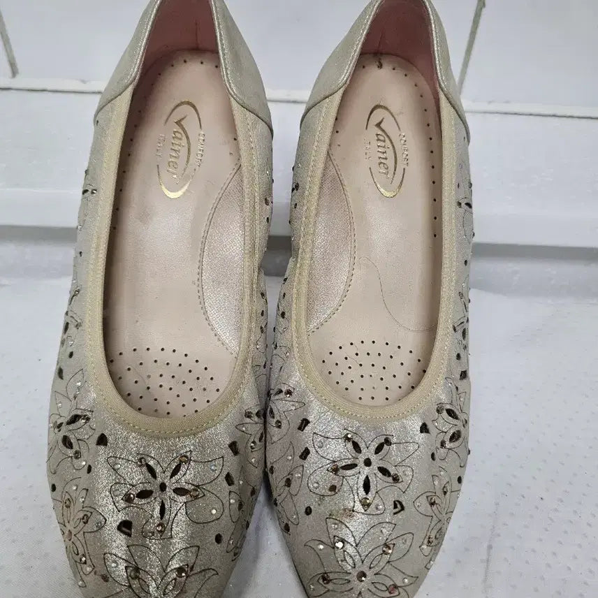 [BUNJANG] Binar 235 Gold Cubic Punching Comfortable Women's Shoes / 바이네르 여성 큐빅 펀칭 발편한 구두 235 골드
