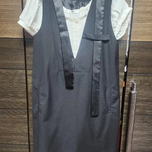 [BUNJANG] Belllygirl Black Sleeveless Dress & White Short-Sleeve Blouse Set / 벨리걸 원피스와 블라우스 여자옷 여성옷 여름반팔 티셔츠 치마
