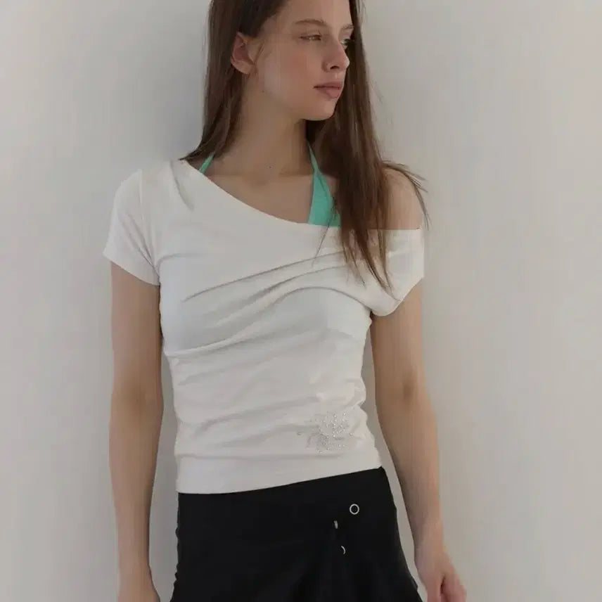 [BUNJANG] Asura Studded One-Shoulder T-Shirt (Ivory) / 아수라 STUDDED ONE-SHOULDER T(IVORY)