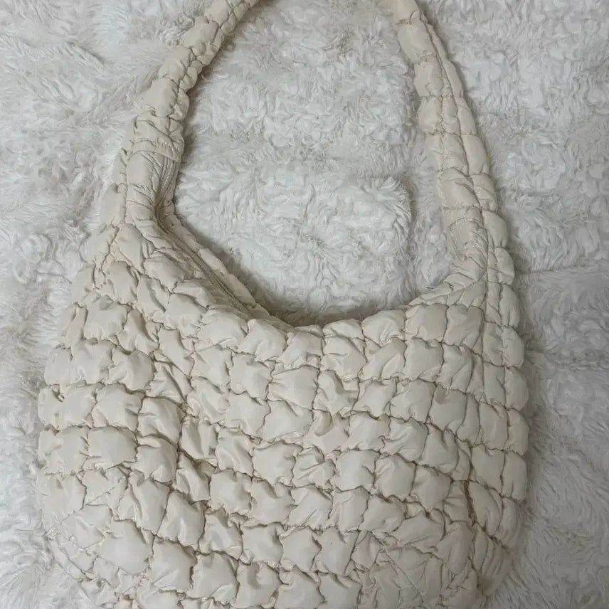 [BUNJANG] COS Quilted Oversized Shoulder Bag Light Beige / 코스 퀄티드 오버사이즈 숄더백 오프화이트 라이트베이지 제니가방