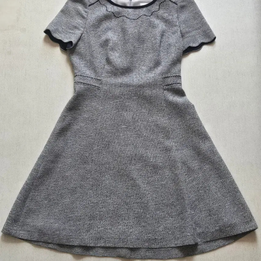 [BUNJANG] LINE Grey Short-Sleeve Midi Dress Size 55 / 라인(LINE) 그레이 반팔 원피스 55
