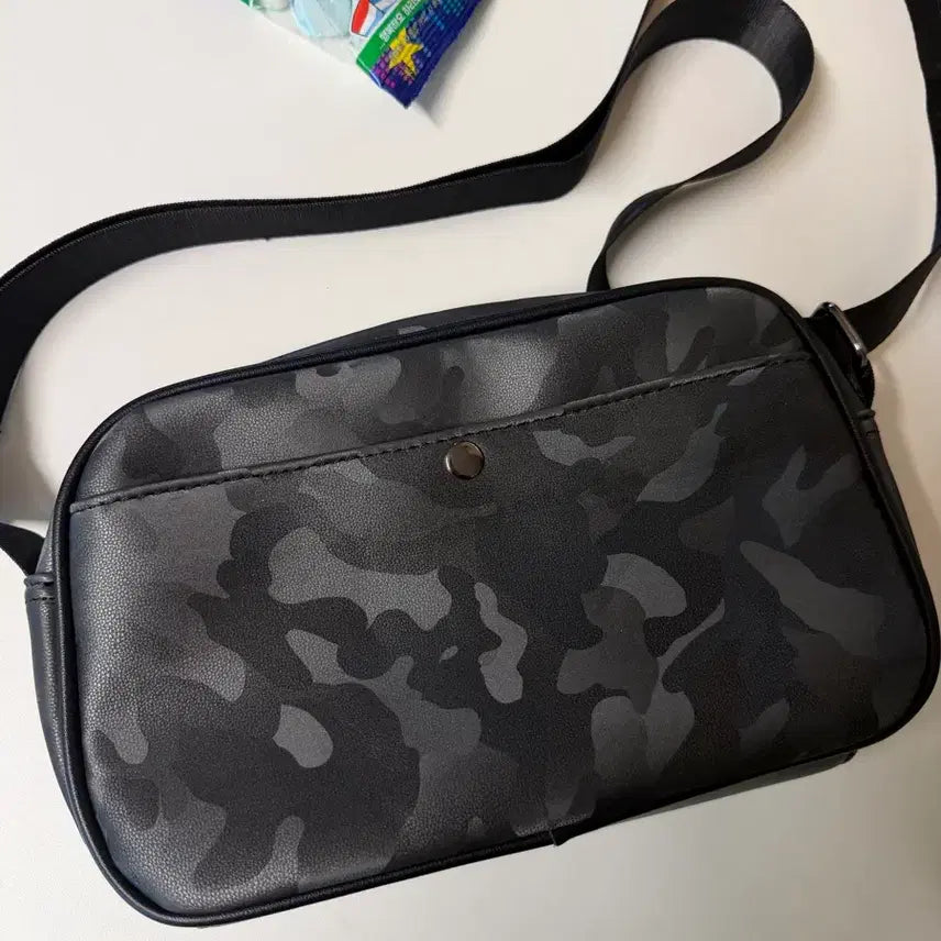 [BUNJANG] Glossy Camo Pattern Leather Crossbody Bag / 카모 패턴 유광 가죽 크로스백  미니백 보조백