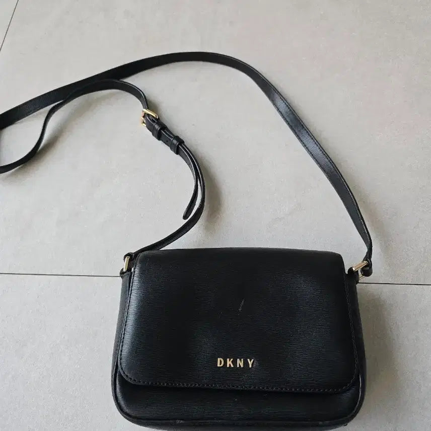 [BUNJANG] DKNY Black Leather Crossbody Bag / DKNY 블랙 가죽 크로스백