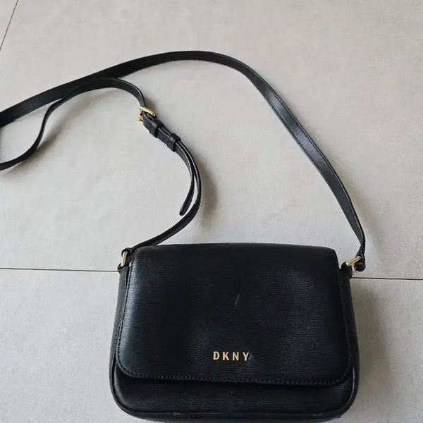 [BUNJANG] DKNY Black Leather Crossbody Bag / DKNY 블랙 가죽 크로스백