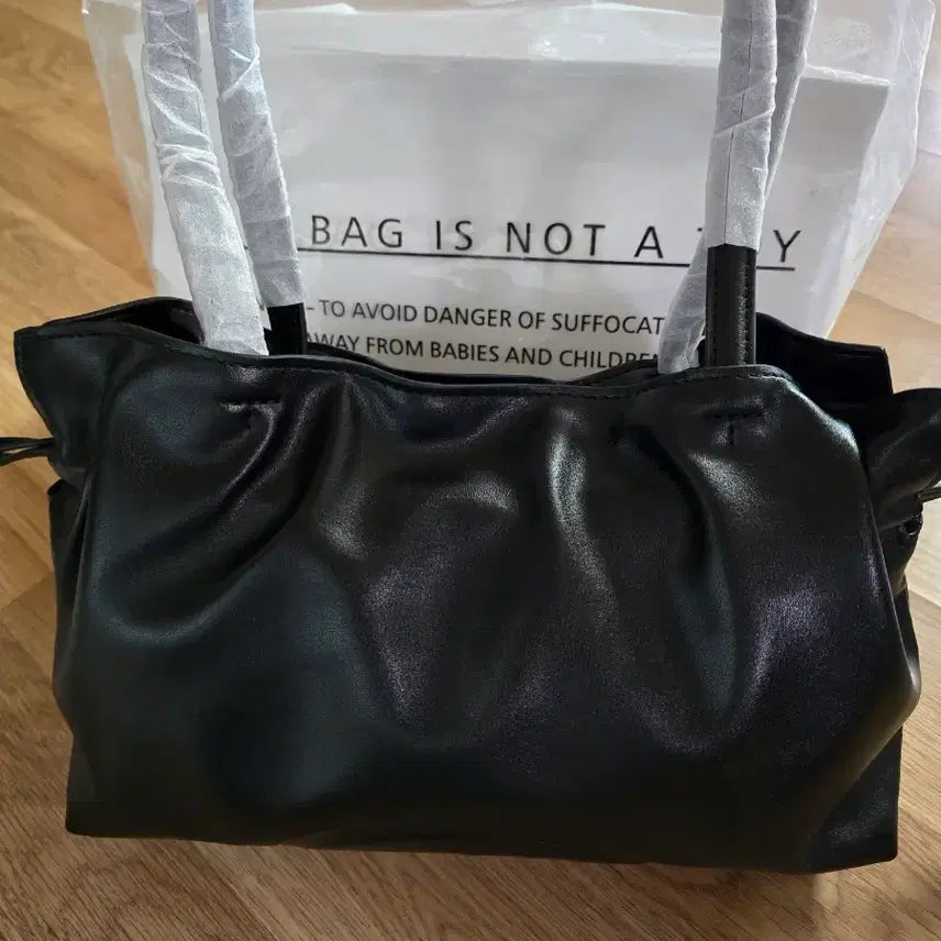 [BUNJANG] Tory Burch Recycling Drawstring Shoulder Bag (Black, Small) / 토리버치 리사이클링 드로스트링 숄더(블랙 스몰)