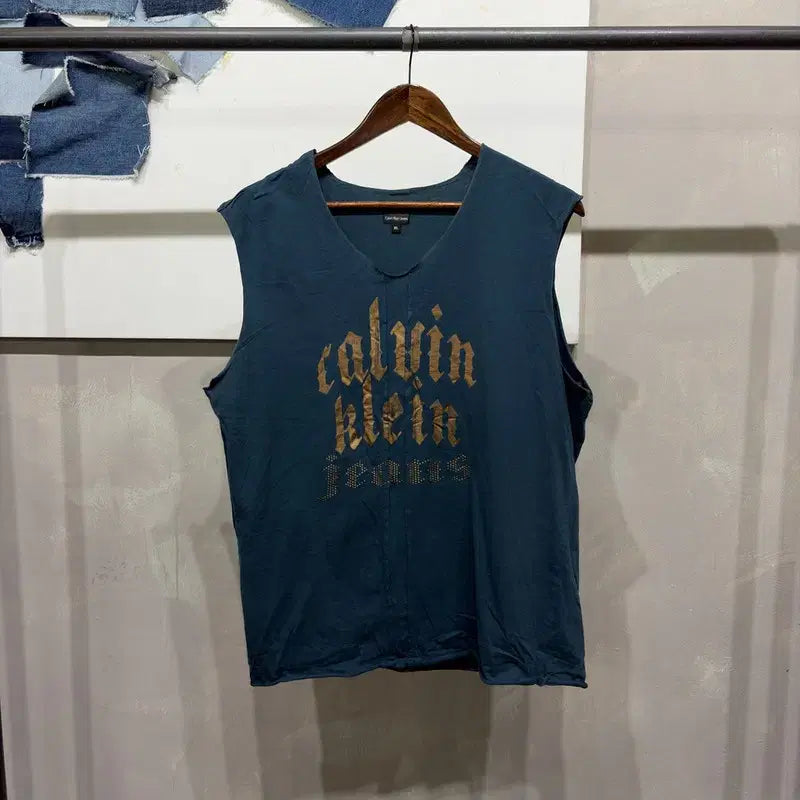 [BUNJANG] Calvin Klein CK Vintage V-Neck Graphic Sleeveless Tee / (100) 캘빈클라인 CK 캐주얼 빈티지 브이넥 프린팅 나시 민소매 티