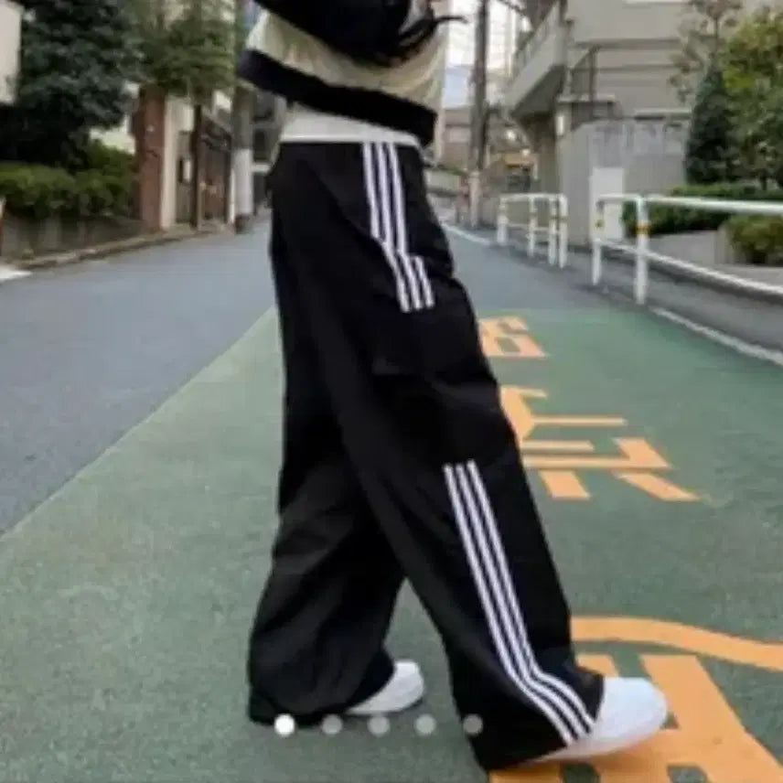 [BUNJANG] Hikimode Three-Stripe Detail Two-Way Jogger Track Pants / 히키모드 세줄 포인트 투웨이 조거 트레이닝 트랙팬츠
