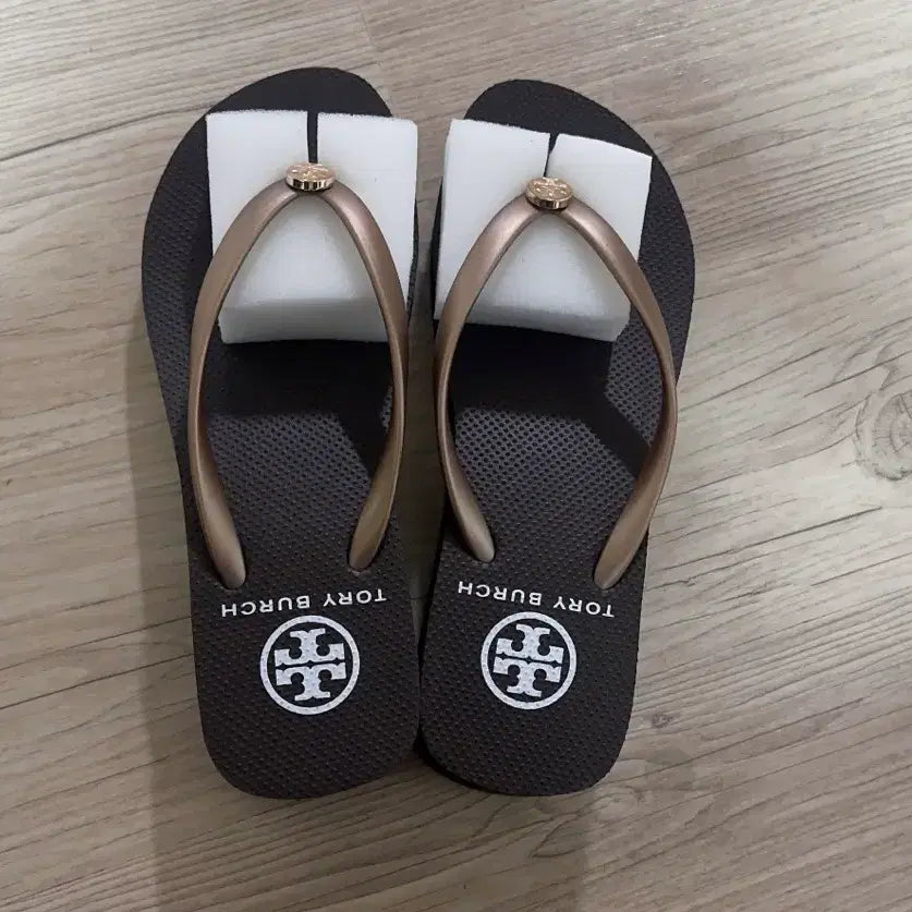 [BUNJANG] Tory Burch Wedge Flip-Flop Sandals / 토리버치 워지 플립플랍샌들 7호 235사이즈 쪼리 슬리퍼 정품 미사용