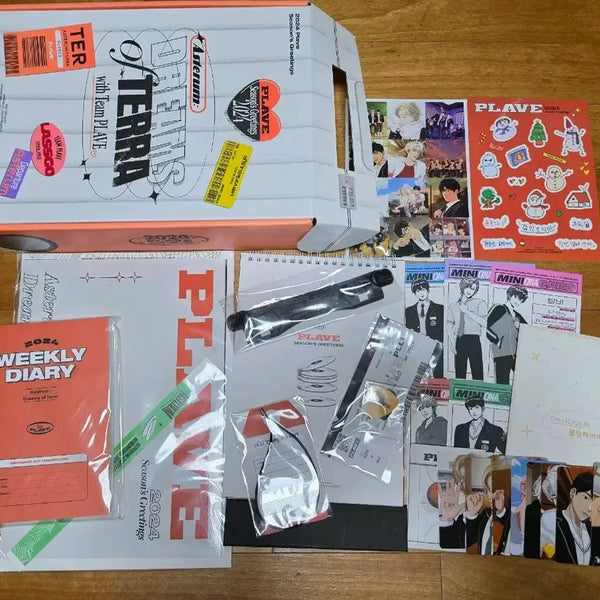 [BUNJANG] PlaYlist 2024 Season's Greetings Bundle Set (Photocards, Diary, Bracelet, Poster) / 짐색x) 플레이브 2024 시그 양도