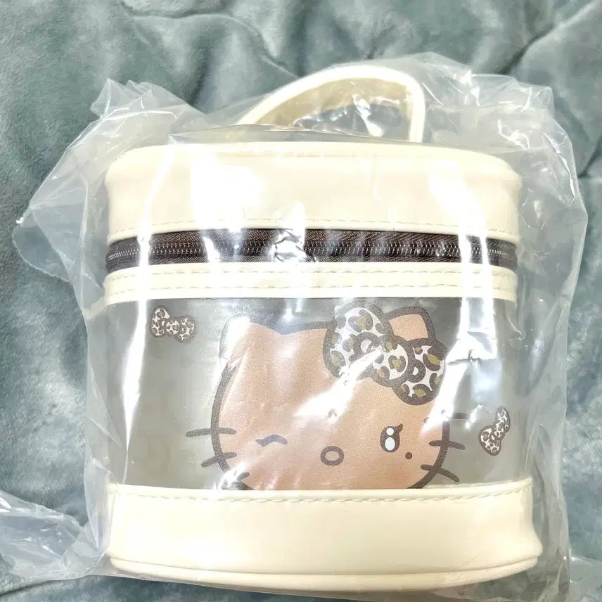 [BUNJANG] WAKEMAKE Gyaru Kitty Pouch Palette Set / 웨이크메이크 갸루키티 파우치 팔레트 세트