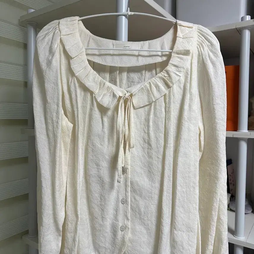[BUNJANG] Ivory Frill Blouse / 아이보리 프릴 블라우스 새제품