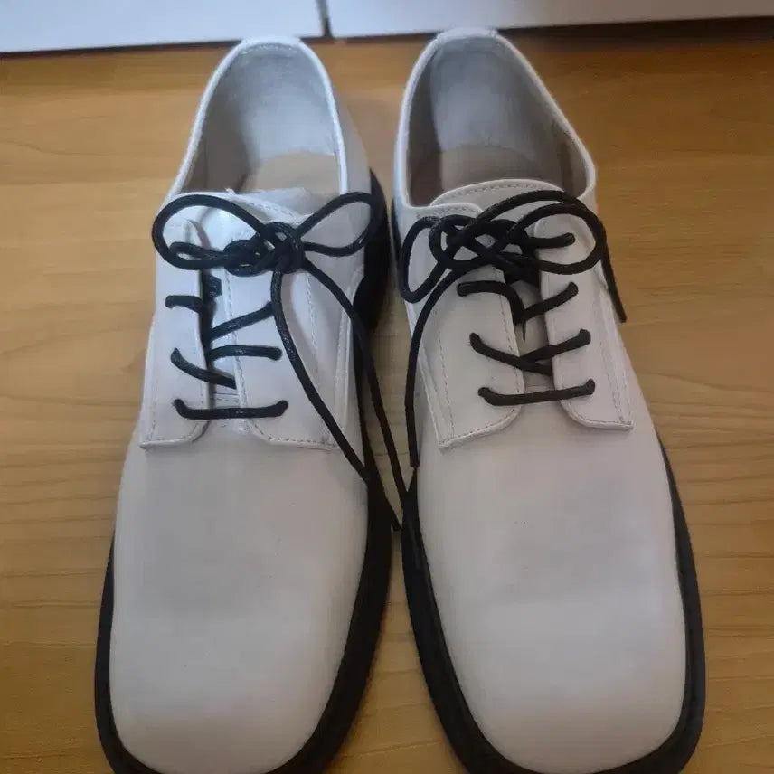 [BUNJANG] Black Accented White Loafers / 흰색 로퍼