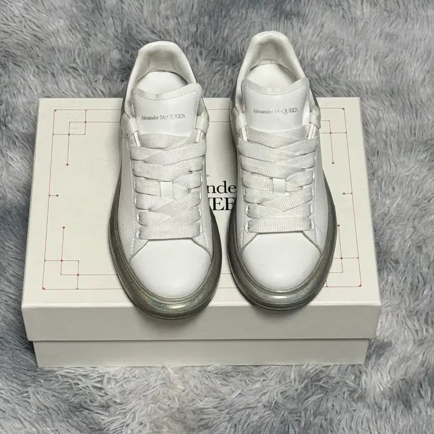 [BUNJANG] Alexander McQueen Oversized Sole Sneakers White/Hologram Size 37 / 알렉산더 맥퀸 오버솔 스니커즈 (37)