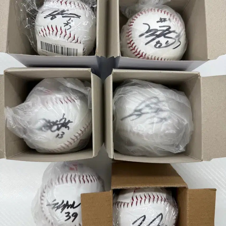[BUNJANG] Kia Tigers Signed Baseball (Yang Hyeon-jong, Dale, Choi Ji-min, Kim Min-kyu, Yoon Young-chul, Byun Woo-hyuk) / 기아타이거즈 싸인볼 (양현종 최지민 김민규 변우혁 윤영철 데일)