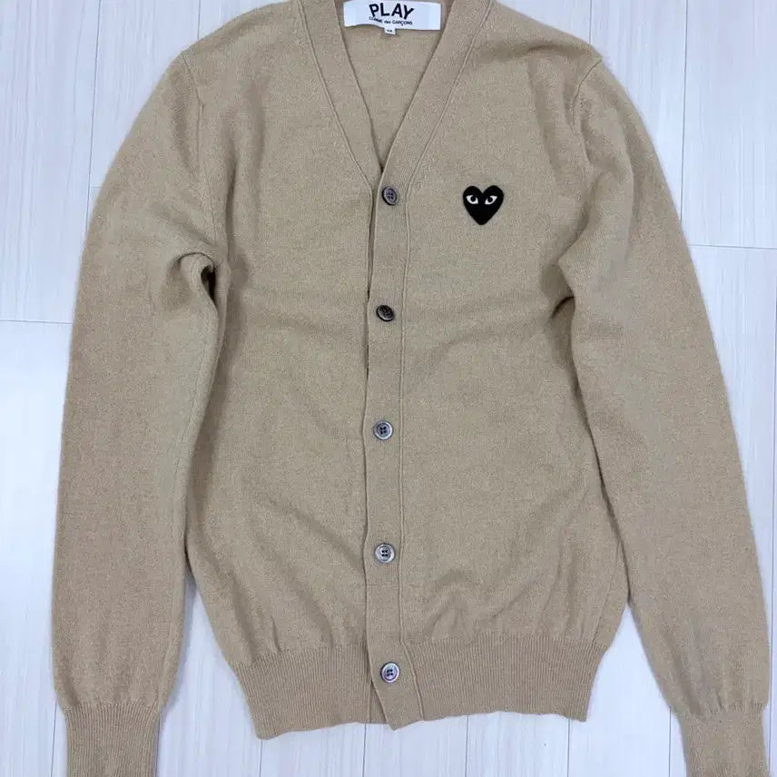 [BUNJANG] Comme des Garçons Play Wool Knit Cardigan Black Heart Appliqué Beige M Size / 정품 꼼데가르송 플레이 블랙 하트 와펜 울니트 가디건 m사이즈