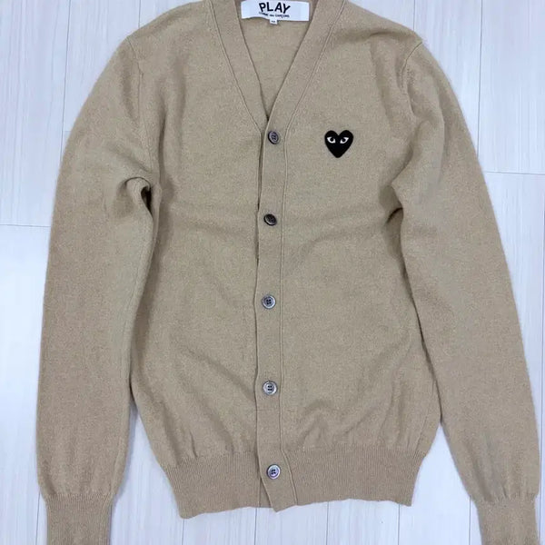[BUNJANG] Comme des Garçons Play Wool Knit Cardigan Black Heart Appliqué Beige M Size / 정품 꼼데가르송 플레이 블랙 하트 와펜 울니트 가디건 m사이즈